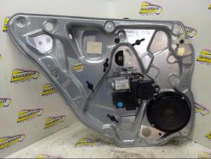 Gebruikte Raammechaniek 4Deurs links-achter Volkswagen Polo IV (9N1/2/3) 1.4 16V Prijs € 63,00 Margeregeling aangeboden door Binckhorst BV