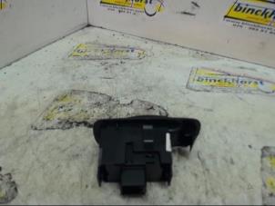 Gebruikte Schakelaar Elektrisch Raam Toyota Corolla Verso (R10/11) 2.0 D-4D 16V Prijs € 15,75 Margeregeling aangeboden door Binckhorst BV