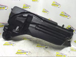 Gebruikte Ruitensproeiertank voor Citroen C4 Grand Picasso (3A) 1.6 16V THP 155 Prijs € 52,50 Margeregeling aangeboden door Binckhorst BV