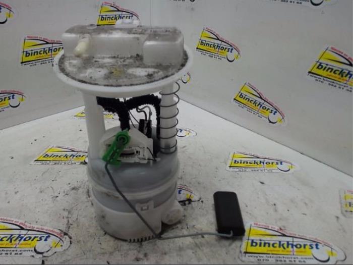 Gebruikte Tank element Pomp Renault Twingo II (CN) 1.2 16V Prijs € 63,00 Margeregeling aangeboden door Binckhorst BV