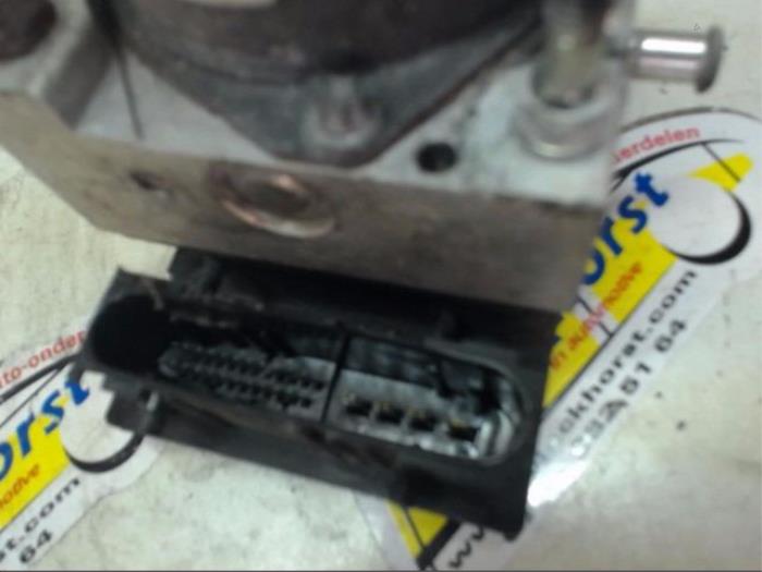 ABS Pomp van een Peugeot Expert (G9) 1.6 HDi 90 2007