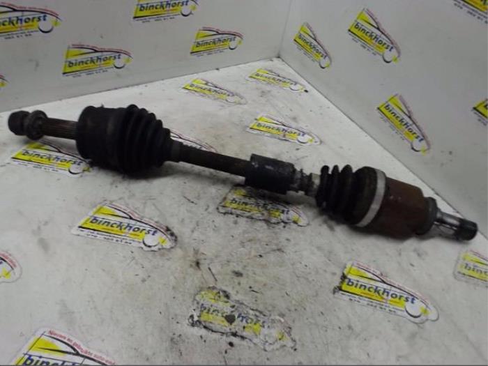 Gebruikte Aandrijfas links-voor Mitsubishi Colt (Z2/Z3) 1.1 12V Prijs € 36,75 Margeregeling aangeboden door Binckhorst BV