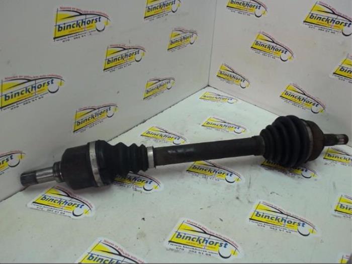 Gebruikte Aandrijfas links-voor Peugeot 207/207+ (WA/WC/WM) 1.6 HDi 16V Prijs € 47,25 Margeregeling aangeboden door Binckhorst BV