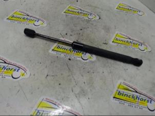 Gebruikte Kofferdekseldemper rechts-achter Peugeot 407 SW (6E) 2.0 HDiF 16V Prijs € 15,75 Margeregeling aangeboden door Binckhorst BV