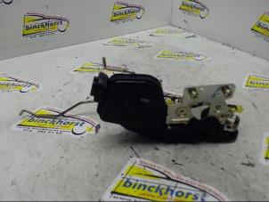 Gebruikte Slotmechaniek Portier 4Deurs rechts-voor Hyundai Trajet 2.0 16V Prijs € 42,00 Margeregeling aangeboden door Binckhorst BV