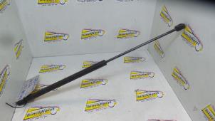 Gebruikte Kofferdekseldemper links-achter Mazda 121 (JA/JB) 1.3i LX,GLX Prijs € 10,50 Margeregeling aangeboden door Binckhorst BV