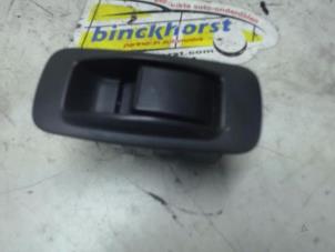 Gebruikte Schakelaar Elektrisch Raam Toyota Corolla Verso (R10/11) 2.0 D-4D 16V Prijs € 15,75 Margeregeling aangeboden door Binckhorst BV