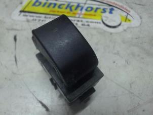 Gebruikte Schakelaar Elektrisch Raam Toyota Corolla Verso (R10/11) 2.0 D-4D 16V Prijs € 15,75 Margeregeling aangeboden door Binckhorst BV