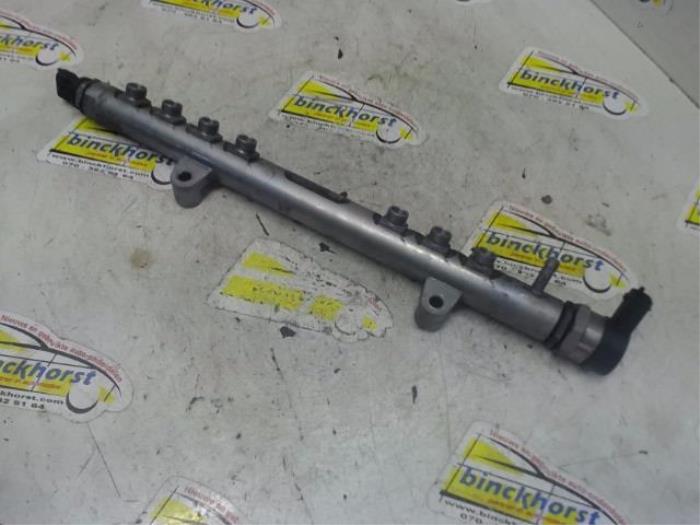 Gebruikte Injector brug Volvo V60 I (FW/GW) 2.4 D5 20V Prijs € 84,00 Margeregeling aangeboden door Binckhorst BV