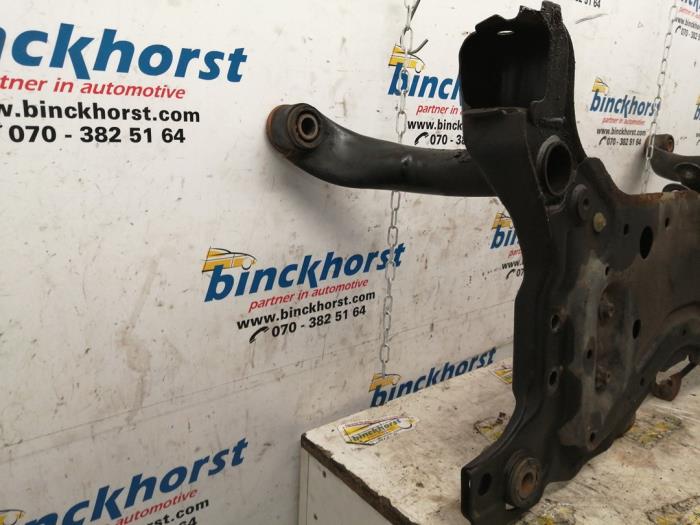 Subframe van een Volvo V50 (MW) 2.0 D 16V 2008