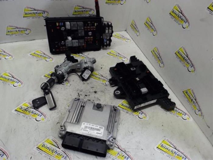 Gebruikte Kontaktslot + computer Opel Astra J Sports Tourer (PD8/PE8/PF8) 1.3 CDTI 16V ecoFlex Prijs € 156,45 Margeregeling aangeboden door Binckhorst BV