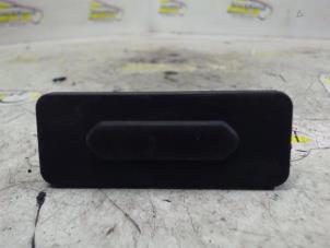 Gebruikte Schakelaar achterklep Renault Twingo III (AH) 1.0 SCe 70 12V Prijs € 21,00 Margeregeling aangeboden door Binckhorst BV