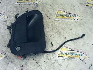 Gebruikte Portiergreep 2Deurs rechts Mitsubishi L-400 2.5 TD Prijs € 21,00 Margeregeling aangeboden door Binckhorst BV