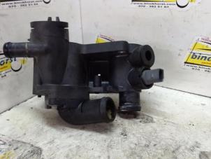 Gebruikte Thermostaathuis Volkswagen Polo IV (9N1/2/3) 1.4 16V Prijs € 19,95 Margeregeling aangeboden door Binckhorst BV