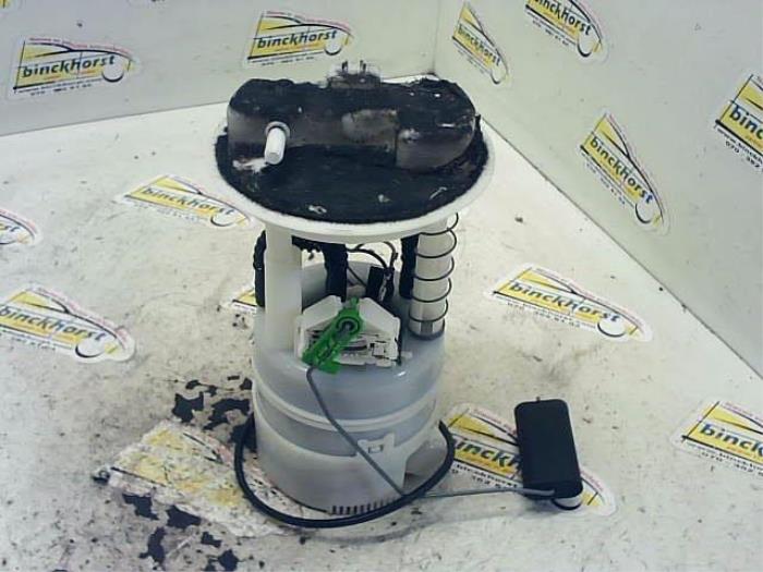 Gebruikte Tank element Pomp Renault Twingo II (CN) 1.2 16V Prijs € 42,00 Margeregeling aangeboden door Binckhorst BV