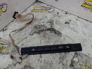 Gebruikte Schakelaar Stoelverwarming BMW 1 serie (E82) 120d 16V Prijs € 26,25 Margeregeling aangeboden door Binckhorst BV