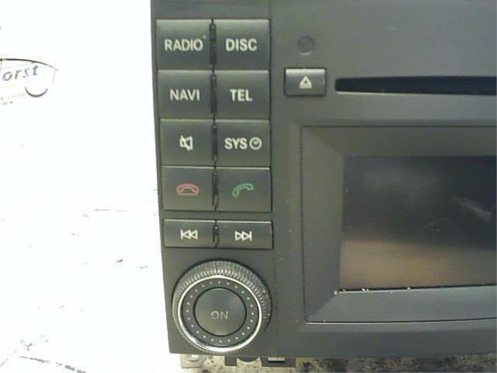 Radio CD Speler van een Mercedes-Benz Vito (639.7) 3.0 122 CDI V6 24V 2013