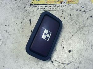 Gebruikte Schuifdeur schakelaar Mercedes Vito (639.7) 3.0 122 CDI V6 24V Prijs € 31,76 Inclusief btw aangeboden door Binckhorst BV