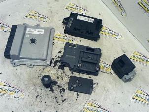 Gebruikte Kontaktslot + computer Renault Clio IV (5R) 0.9 Energy TCE 90 12V Prijs € 183,75 Margeregeling aangeboden door Binckhorst BV