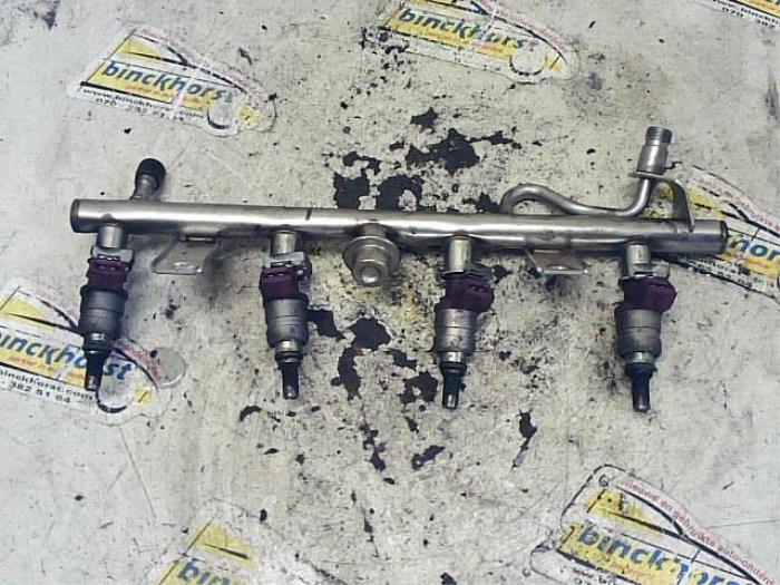 Gebruikte Injector brug Mercedes C (W203) 1.8 C-200K 16V Prijs € 84,00 Margeregeling aangeboden door Binckhorst BV