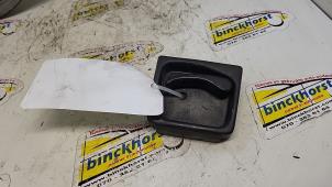 Gebruikte Greep achterdeur Bus-Bestel Volkswagen Transporter/Caravelle T4 2.4 D,Caravelle Prijs € 15,75 Margeregeling aangeboden door Binckhorst BV