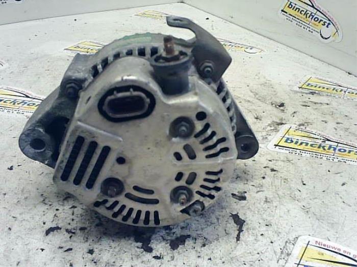 Dynamo van een Toyota 4Runner (N18) 3.0 TD 1998