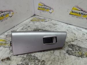 Gebruikte Schakelaar Elektrisch Raam Toyota Corolla (E12) 1.4 D-4D 16V Prijs € 15,75 Margeregeling aangeboden door Binckhorst BV