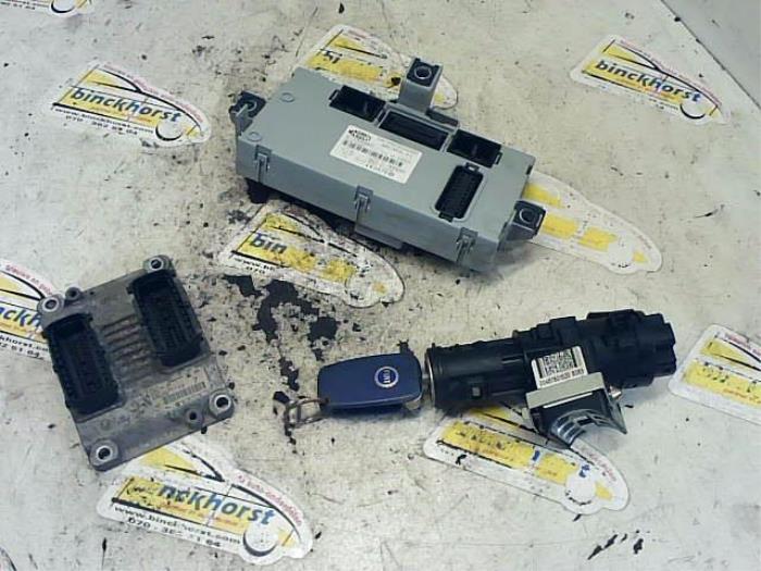 Gebruikte Kontaktslot + computer Fiat Idea (350AX) 1.4 16V Prijs € 78,75 Margeregeling aangeboden door Binckhorst BV