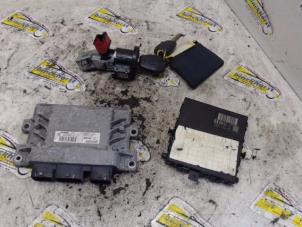 Gebruikte Kontaktslot + computer Renault Twingo II (CN) 1.2 16V Prijs € 131,25 Margeregeling aangeboden door Binckhorst BV