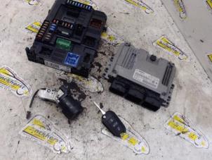 Gebruikte Kontaktslot + computer Citroen C4 Cactus (0B/0P) 1.6 e-Hdi 92 Prijs € 210,00 Margeregeling aangeboden door Binckhorst BV