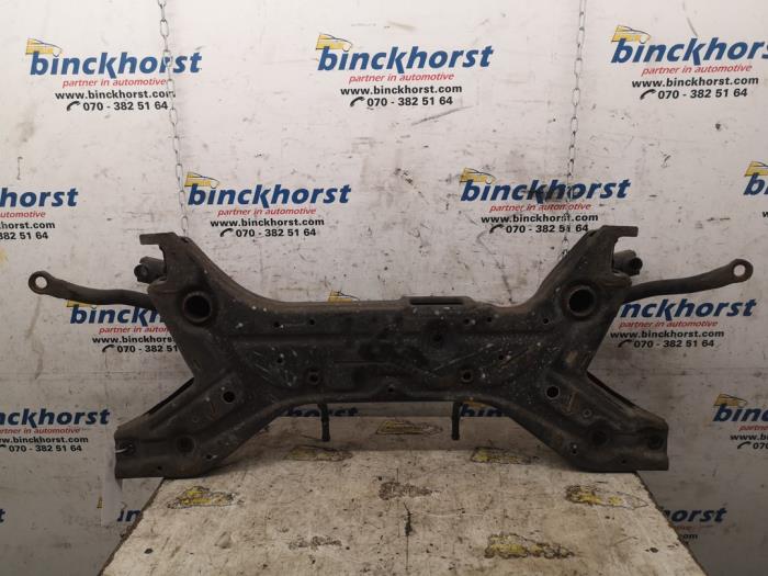 Subframe van een Mitsubishi Colt (Z2/Z3) 1.1 12V 2009