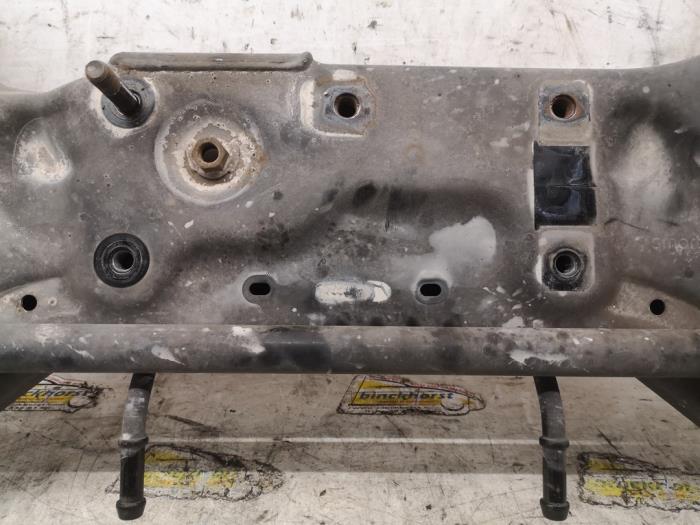 Subframe van een Mitsubishi Colt (Z2/Z3) 1.1 12V 2009