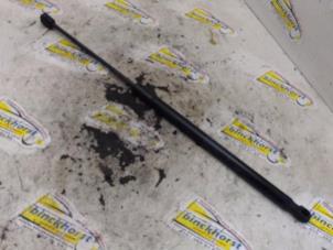 Gebruikte Kofferdekseldemper links-achter Landrover Freelander II 2.2 td4 16V Prijs € 26,25 Margeregeling aangeboden door Binckhorst BV