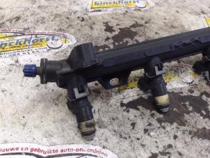 Gebruikte Injector brug Volkswagen Polo IV (9N1/2/3) 1.4 16V Prijs € 26,25 Margeregeling aangeboden door Binckhorst BV
