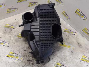 Gebruikte Luchtfilterhuis Renault Clio IV (5R) 0.9 Energy TCE 90 12V Prijs € 26,25 Margeregeling aangeboden door Binckhorst BV
