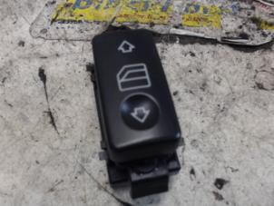 Gebruikte Raam schakelaar elektrisch Mercedes S (W220) 3.7 S-350 V6 18V Prijs € 10,50 Margeregeling aangeboden door Binckhorst BV
