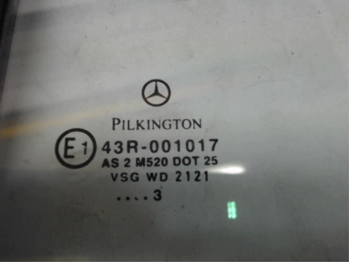 Ruit Driekhoek links-achter van een Mercedes-Benz S (W220) 3.7 S-350 V6 18V 2003