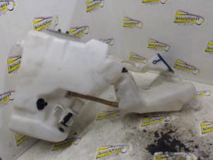 Gebruikte Ruitensproeiertank voor Mercedes E (W211) 3.0 E-280 V6 24V Prijs € 26,25 Margeregeling aangeboden door Binckhorst BV