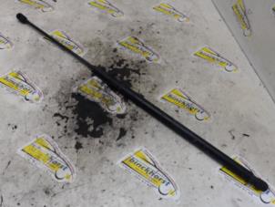 Gebruikte Amortisseur Motorkap links Mercedes E (W211) 3.0 E-280 V6 24V Prijs € 10,50 Margeregeling aangeboden door Binckhorst BV