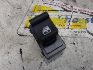 Gebruikte Raam schakelaar elektrisch Jeep Renegade (BU) 1.4 Multi Air 16V Prijs € 15,75 Margeregeling aangeboden door Binckhorst BV