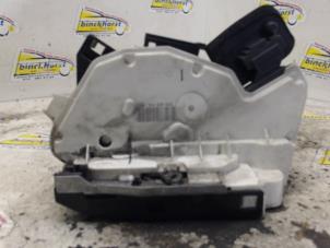 Gebruikte Deurslot Mechaniek 4Deurs links-achter Volkswagen Polo V (6R) 1.2 TDI 12V BlueMotion Prijs € 36,75 Margeregeling aangeboden door Binckhorst BV