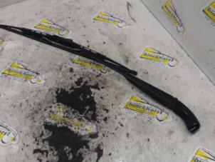 Gebruikte Ruitenwisserarm voor BMW Mini One/Cooper (R50) 1.6 16V Cooper Prijs € 15,75 Margeregeling aangeboden door Binckhorst BV