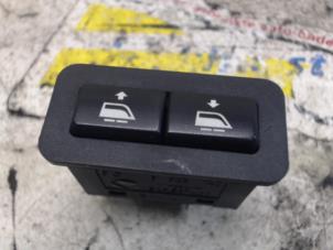 Gebruikte Ruit schakelaar elektrisch BMW Mini One/Cooper (R50) 1.6 16V Cooper Prijs € 15,75 Margeregeling aangeboden door Binckhorst BV