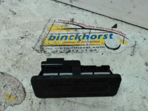Gebruikte Handgreep Achterklep Peugeot 208 I (CA/CC/CK/CL) 1.4 16V Prijs € 26,25 Margeregeling aangeboden door Binckhorst BV