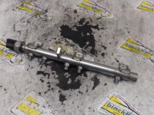 Gebruikte Injector brug BMW 1 serie (E87/87N) 118i 16V Prijs € 30,45 Margeregeling aangeboden door Binckhorst BV