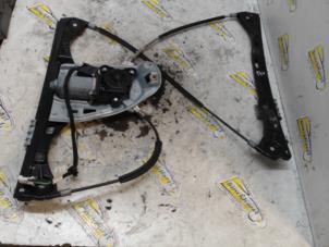 Gebruikte Ruitmechaniek 2Deurs rechts-voor Mercedes C Sportcoupé (C203) 2.2 C-220 CDI 16V Prijs € 42,00 Margeregeling aangeboden door Binckhorst BV