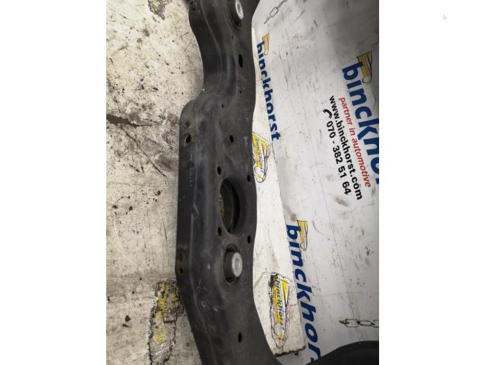 Subframe van een Mercedes-Benz A (W176) 1.6 A-180 16V 2014