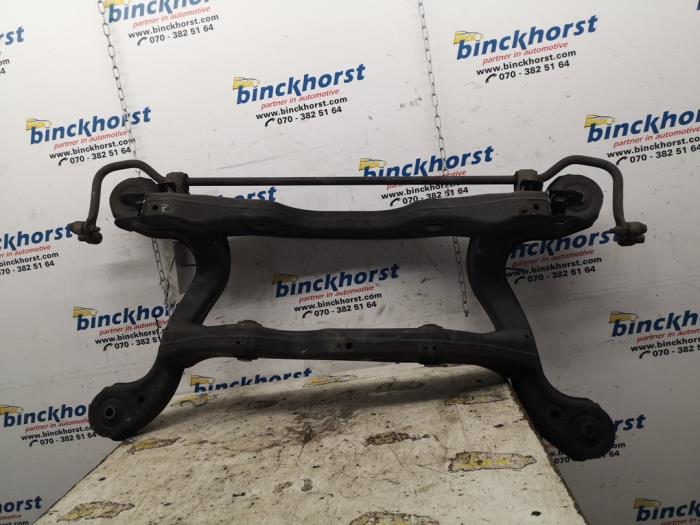 Subframe van een Mercedes-Benz A (W176) 1.6 A-180 16V 2014