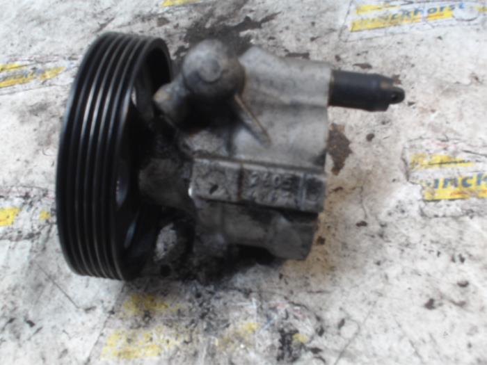 Pomp Servo van een Renault Laguna II Grandtour (KG) 1.8 16V 2003