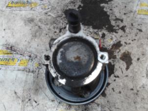 Pomp Servo van een Renault Laguna II Grandtour (KG) 1.8 16V 2003